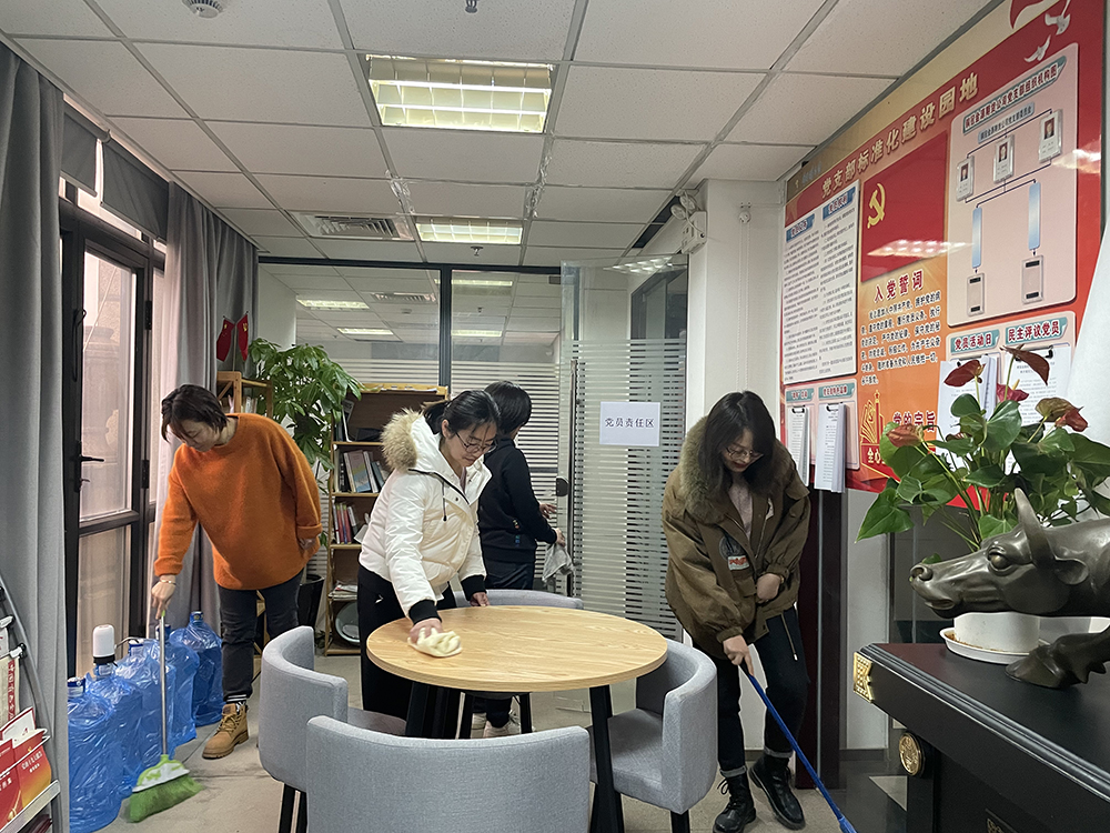 銅冠金源期貨有限公司黨支部開(kāi)展義務(wù)勞動(dòng)主題實(shí)踐活動(dòng)